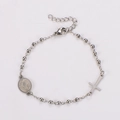 Detail van zilveren kralenarmband met religieus kruis en medaille van de Heilige Benedictus - 17+3cm / Staalkleur