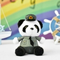 Detailopname van een schattige panda knuffel in politie-uniform met een hoed en rode ster - Legergroen Panda