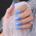 Nahaufnahme hellblauer glänzender Ballerina-Kunstnägel mit weißer Spitze und Perlen - Hellblau (DBLL-06)