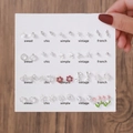 Vue détaillée de 20 paires de boucles d'oreilles élégantes avec perles et nœuds sur carte - E1695-1