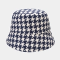 Dettaglio del motivo pied-de-poule blu e bianco su cappello a secchiello in tweed - M (56-58cm) / Blu navy