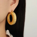Pendientes de aro dorados en forma de U con diseño geométrico acanalado y textura de líneas - F1024-Pendientes de oro / Dorado