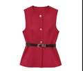 Détail du haut gilet rouge sans manches avec boutons dorés et ceinture noire - XS / Haut Rouge