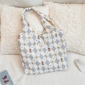 Dettaglio della borsa tote in tela trapuntata con orso, texture goffrata e manico blu - Orso a Diamante