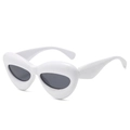 Occhiali da sole cat eye con montatura bianca spessa e lenti scure in stile vintage - Montatura Bianca Lente Grigio Scuro