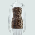 Nahaufnahme von Leoparden-Pailletten auf einem sexy trägerlosen Bodycon-Minikleid - S / Leopardenmuster
