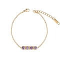 Dettaglio del bracciale a catena dorata con quattro pietre viola tonde e chiusura a moschettone - Stile Pietra Preziosa Viola (B2028-GO-P)