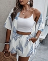 Dettaglio di un set estivo da donna in tre pezzi con stampa tropicale blu e pantaloncini - S / Bianco con foglie blu
