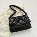 Borsa a spalla trapuntata nera in nylon con motivo a rombi e tracolla imbottita - Nero
