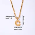 Collar Figaro de acero dorado con colgante de letra C texturizada y estilo moderno - Letra C / Dorado