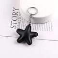Portachiavi a stella in pelle PU nera con anello in metallo su supporto espositivo bianco - Nero