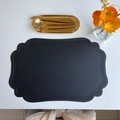 Tovaglietta in ecopelle nera con bordi a conchiglia e punti decorativi su tavolo bianco - Goffrato Irregolare Nero