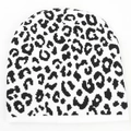 Dettaglio del berretto in maglia leopardata che mostra il morbido tessuto invernale - Taglia Unica(Elastico) / Stampa leopardata