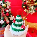 Dettaglio cappello natalizio per animali in maglia con pompon e decorazioni a cuore - S / Cappello di Natale Bianco e Verde