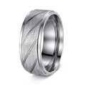 8mm Herren-Trauring aus Titanstahl mit matt gebürsteter Oberfläche und diagonalen Rillen - US 7 / Silber