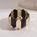 Dettaglio di un bracciale geometrico massiccio con metallo dorato e maglie prismatiche - Marrone