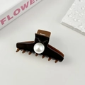 Molla per capelli marrone scuro con grande perla bianca su sfondo minimalista - 8.5cm / Cioccolato
