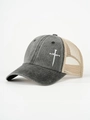 Dettaglio del cappello da baseball denim grigio slavato con croce ricamata e rete beige - Nero