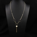Sautoir doré à pompon avec perles naturelles sur buste de présentation noir - Style Perle Gland-70cm