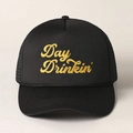 Détail de la casquette trucker noire avec broderie dorée et filet en maille respirant - Taille unique / Noir