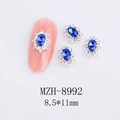 Dettaglio macro di ciondoli per unghie ovali blu reale con cornici di strass argento - Stile Ovale Blu Scuro (8992)