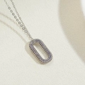 Collier argenté avec pendentif ovale orné de zircons violets sur un fond blanc texturé - Or Blanc Blanc