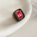 Détail d'une bague vintage en résine hexagonale avec pierre rouge et éclats de diamant - Noir & Cristal Rose