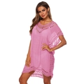 Detail van roze gehaakte strandoutfit met V-hals en verfijnde opengewerkte patronen - Eén maat / Roze