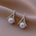 Dettaglio di orecchini a fiore in oro champagne con perle e strass su seta morbida - Perla geometrica dorata (Silver Earring Post)