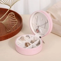Joyero redondo de cuero PU rosa con ranuras para anillos y ganchos para collares - Rosa