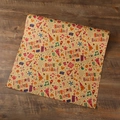 Papier cadeau kraft beige avec lettres Happy Birthday colorées et éléments de fête - Terrain de Jeux pour Enfants