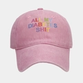 Dettaglio del cappellino in denim lavato rosa con ricamo di testo colorato - Regolabile / Rosa