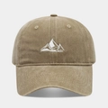 Detalle de la textura de algodón lavado y bordado de montaña blanco en la gorra de color caqui - Caqui