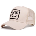 Detalle del bordado de cara sonriente graffiti en gorra trucker beige con malla de aire - Ajustable / Caqui