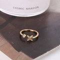 Anello a stella dorato minimalista con zirconi e design a croce a X aperto - Stile Zirconia a forma di X (D7202) / Oro