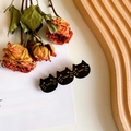 Elegant black cat shaped hair clip with gold facial details and acetate finish - 6.3cm / Black