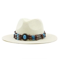 Détail du chapeau fedora tissé avec pierre turquoise et bandeau de perles style bohème - Blanc Lait