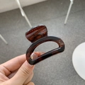Primer plano de pinza para el pelo con estampado de carey y acabado pulido brillante - Marrón Rojizo Brillante