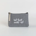 Neceser de lona a rayas grises con texto 'but first, make-up!' y cremallera beige - Gris