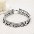 Makro-Detail einer dreilagigen silbernen Schlangenkette und H-Link-Halskette mit Finish - Stahlfarbenes Halsband (YS820) / Stahlfarbe