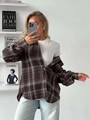 Bruin geruit damesoverhemd met wit t-shirt en blauwe jeans voor een casual look - S / koffiekleur