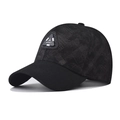 Klassische schwarze Baseballkappe mit Sticklogo und dunkler Camouflage-Textur auf Weiß - Verstellbar / Kaffee Mit Dreieck-Etikett