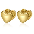 Detailopname van matte gouden hart oorbellen met een geborstelde metalen textuur - Glanzende Hart Oorclip