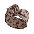 Detailansicht des rosa Haarbands aus Samt mit Paisley-Muster und Knotendesign - Khaki Paisley