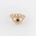 Nahaufnahme des vergoldeten Evil Eye Rings mit schwarzem Kristall und weißen Zirkonia - Teufelsauge Schwarz Weiß Zirkonia Stil (款式4)