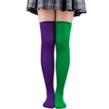 Détail de chaussettes montantes asymétriques violettes et vertes sur mannequin - Taille unique / Violet et Vert / Yin Yang 17