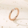 Detailansicht eines 18k roségoldenen Rings mit Zirkon-Stein auf einem Steinsockel - US 6 / Dünner Einzelstein (3mm) / Roségold mit Stein (KR44311-K)