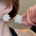 Élégantes boucles d'oreilles fleurs blanches avec crochets dorés et pétales nacrés - Clip d'Oreille Fleur 3D (101) / Or-Blanc