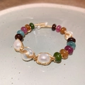 Detail eines handgefertigten Armbands mit Barockperlen und bunten Edelsteinperlen-Akzenten - Handgefertigtes Drahtumwickeltes Perlenarmband / Mehrfarbig/Gold Drahtumwickelt