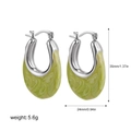 Detalle de los pendientes de esmalte en forma de U con medidas 35mm de alto y 24mm de ancho - Plata + Verde Esmeralda